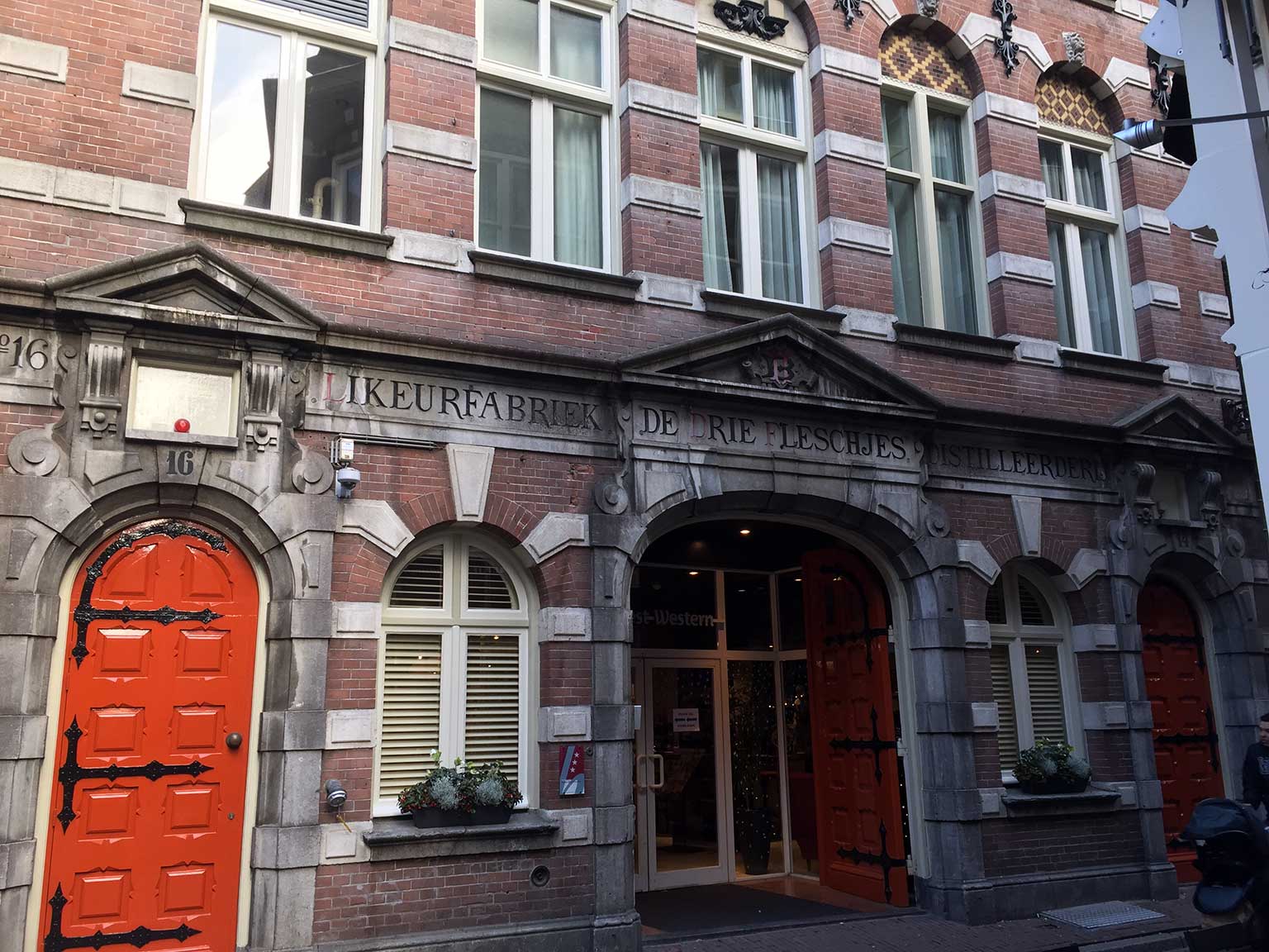 Voorkant van de stokerij De Drie Fleschjes op de Gravenstraat, Amsterdam