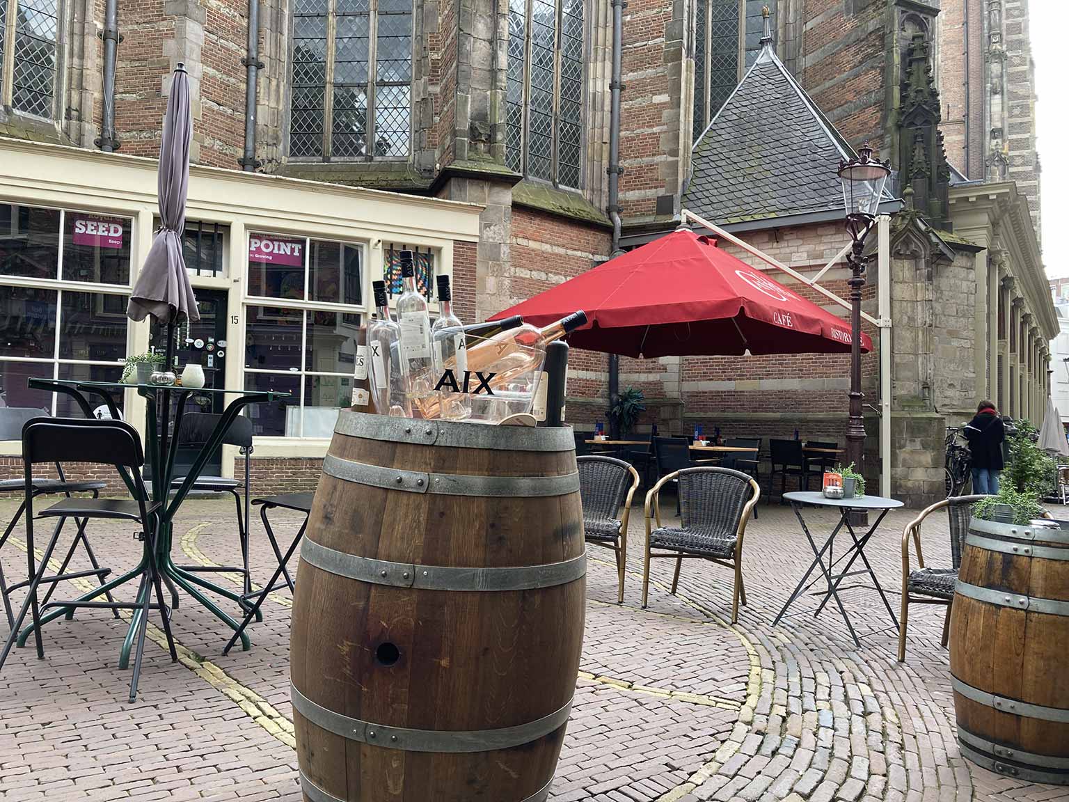 Het kleine pleintje naast de Nieuwe Kerk, Amsterdam, met lege flessen
