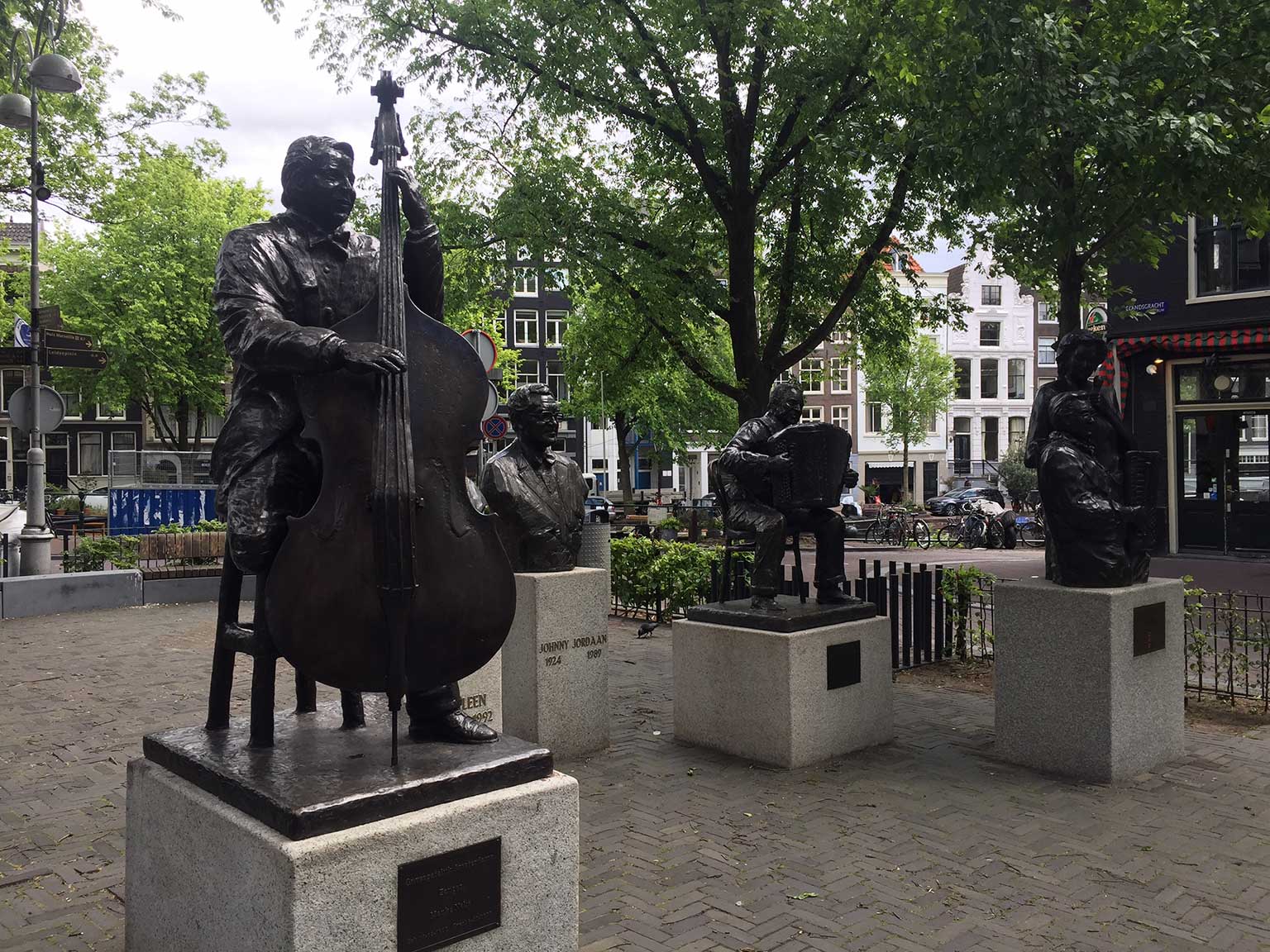 Beelden van beroemde Amsterdamse zangers op het Johnny Jordaanplein, Amsterdam