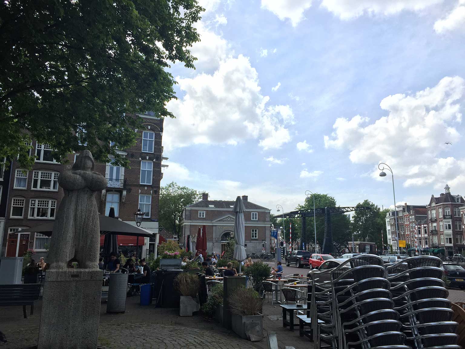 Poort van het Entrepotdok gezien vanf het Kadijksplein, Amsterdam