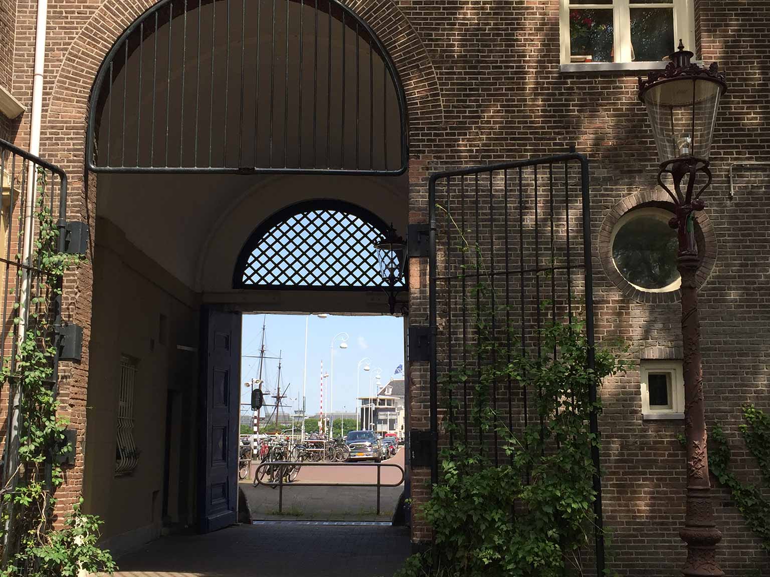 Gezicht vanuit het Entrepotdokgebouw, Amsterdam, richting Kadijksplein
