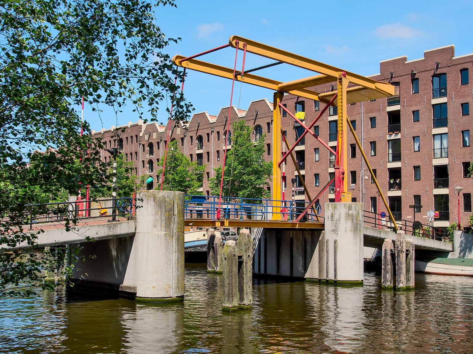 Nijlpaardenbrug voor fietsers en voetgangers over het Entrepotdok, Amsterdam
