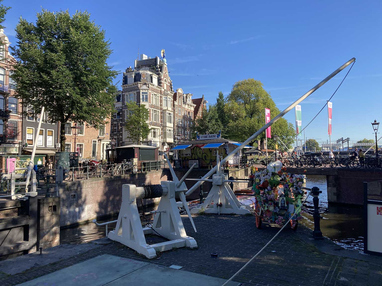 Haarlemmersluis, Amsterdam, kijkend naar het noorden, links de inagng van de Haarlemmerstraat