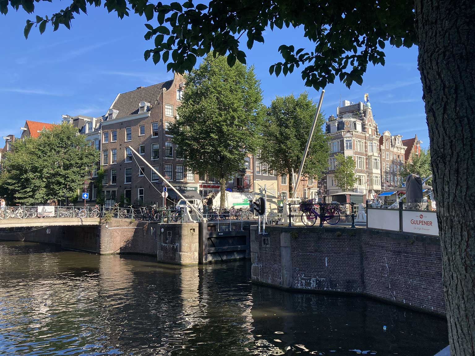 Haarlemmersluis, Amsterdam, vanaf de Stromarkt aan het Singel, links brug nr. 15 bij de Brouwersgracht