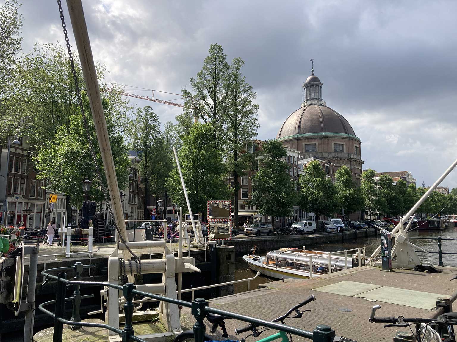 Haarlemmersluis, Amsterdam, looking south at Stromarkt and Koepelkerk on Singel