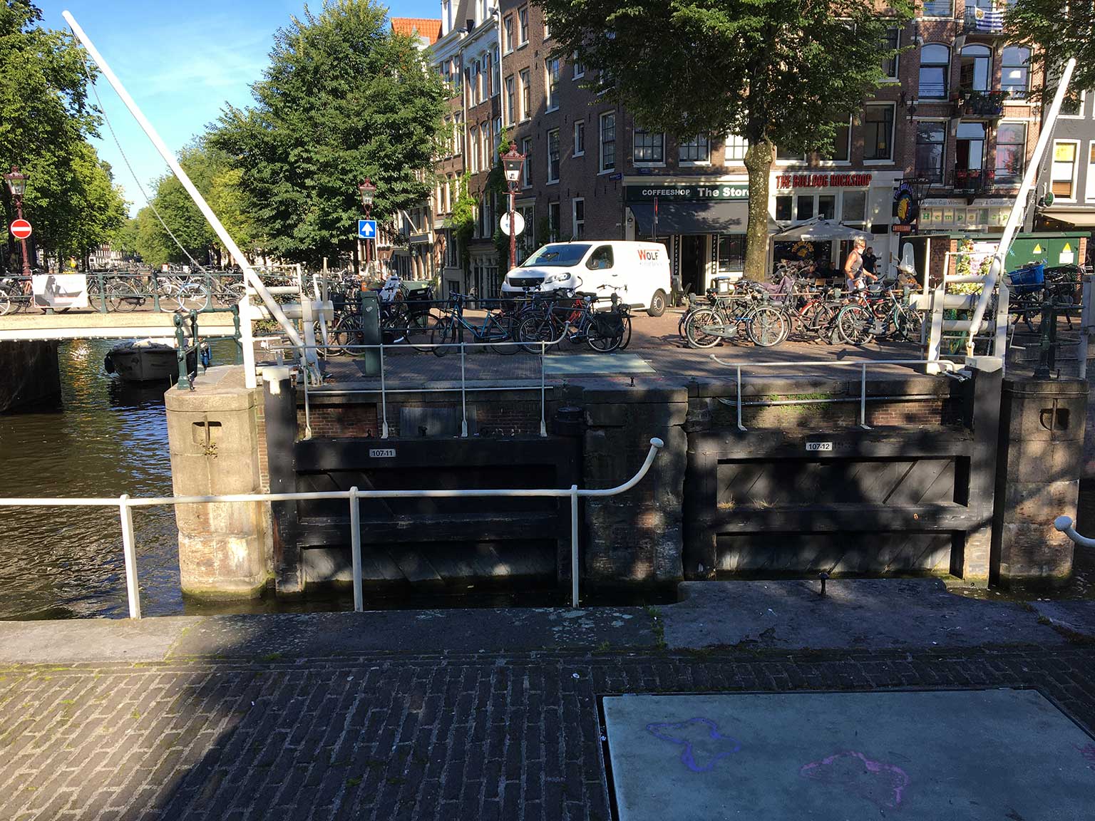 Haarlemmersluis, Amsterdam, kijkend naar het westen over het Singel naar de Brouwersgracht