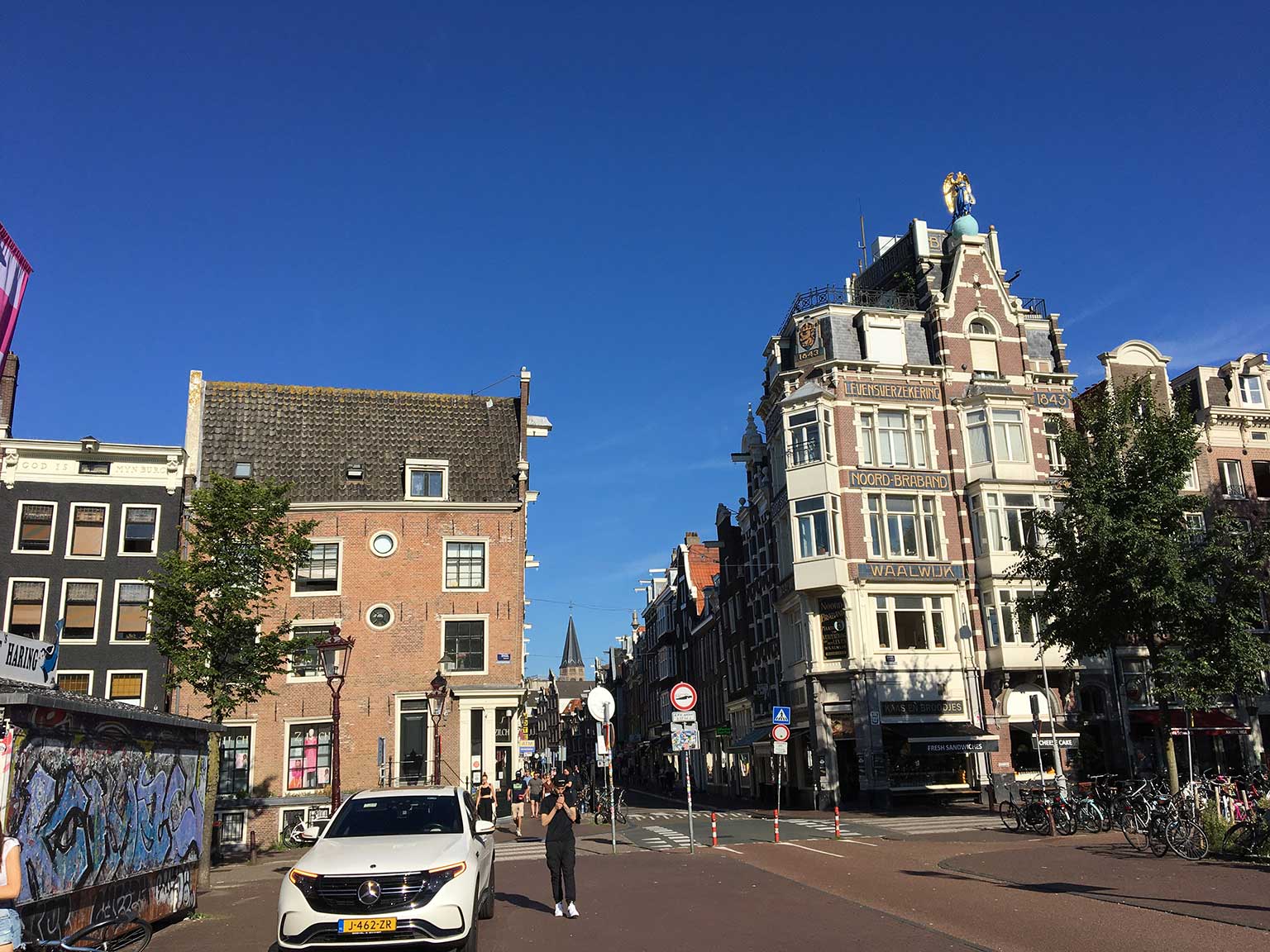 De brug van de Haarlemmersluis, Amsterdam, naar het westen aan het begin van de Haarlemmerstraat