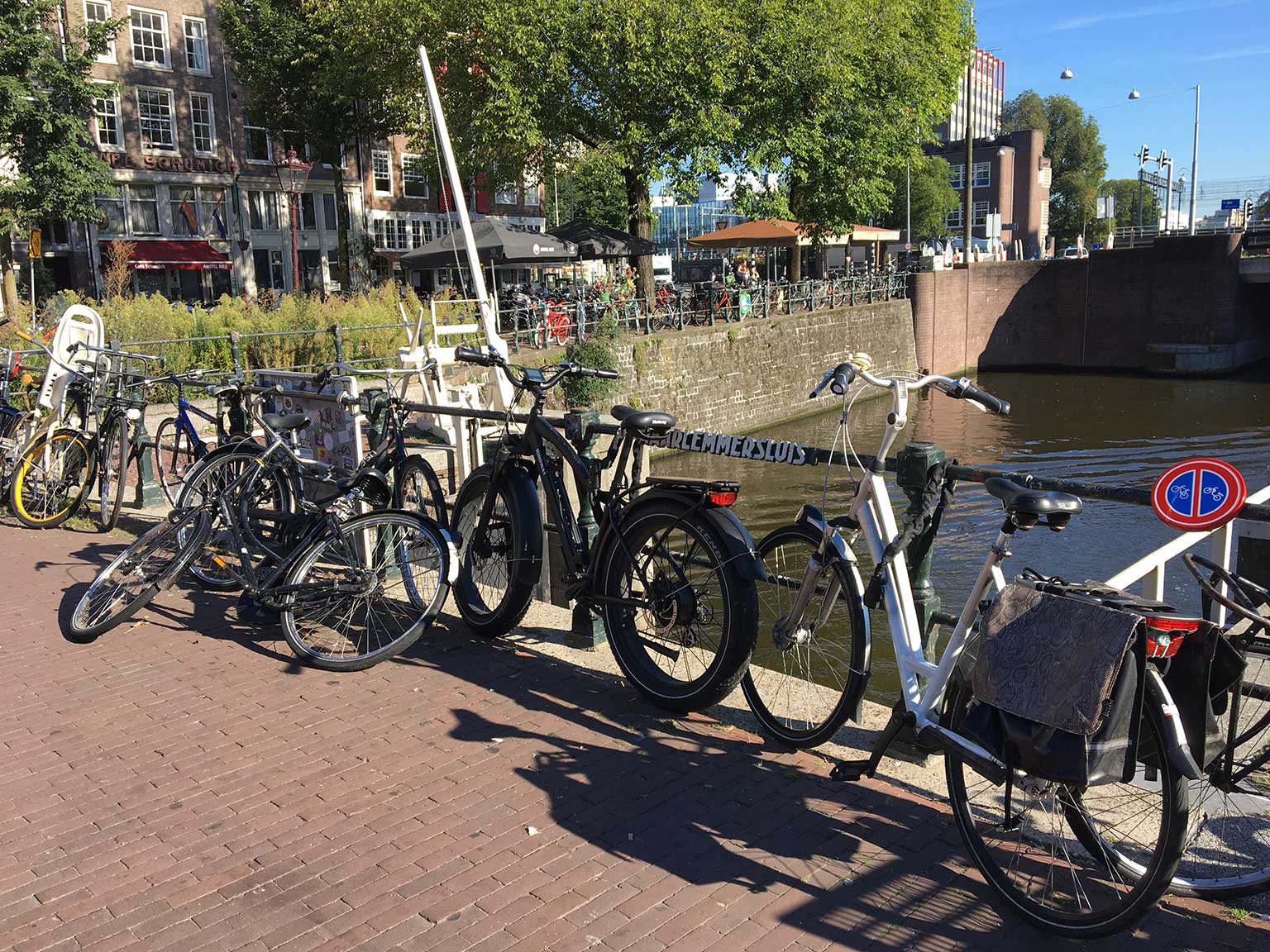 Haarlemmersluis bridge, Amsterdam, looking northwest at Singel and Droogbak