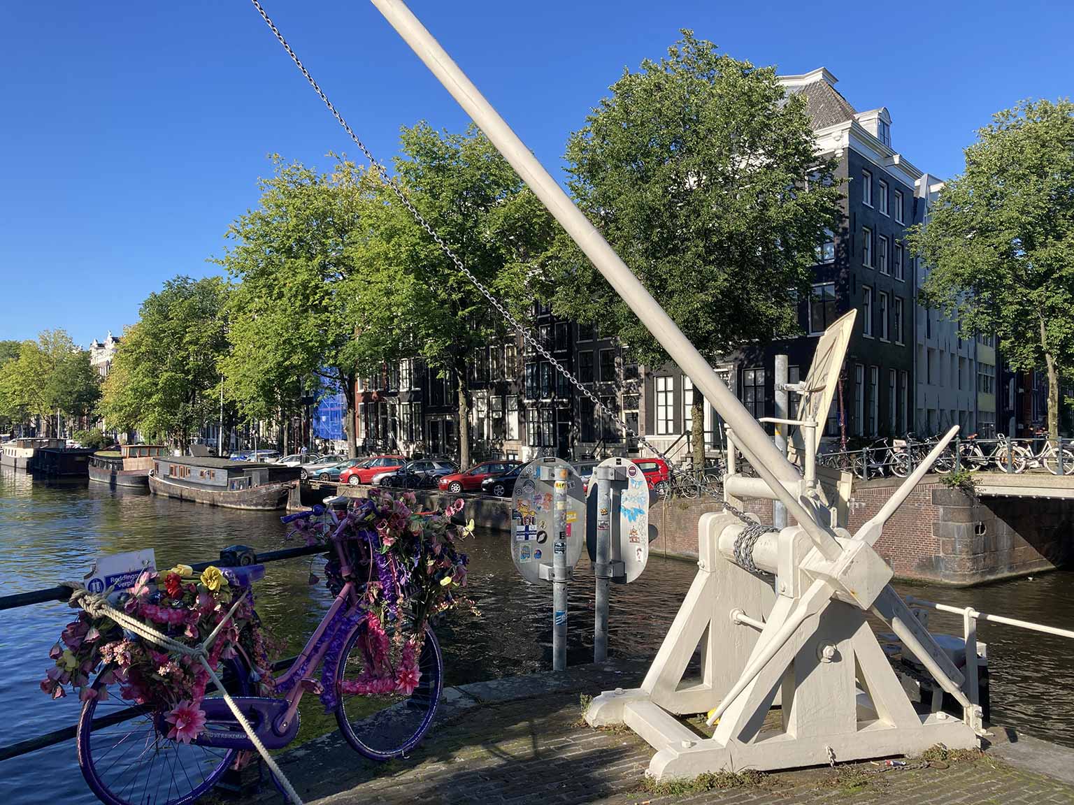 Kaapstander met duwboom en bloemenfiets op de Haarlemmersluis, Amsterdam, Singel hoek Brouwersgracht