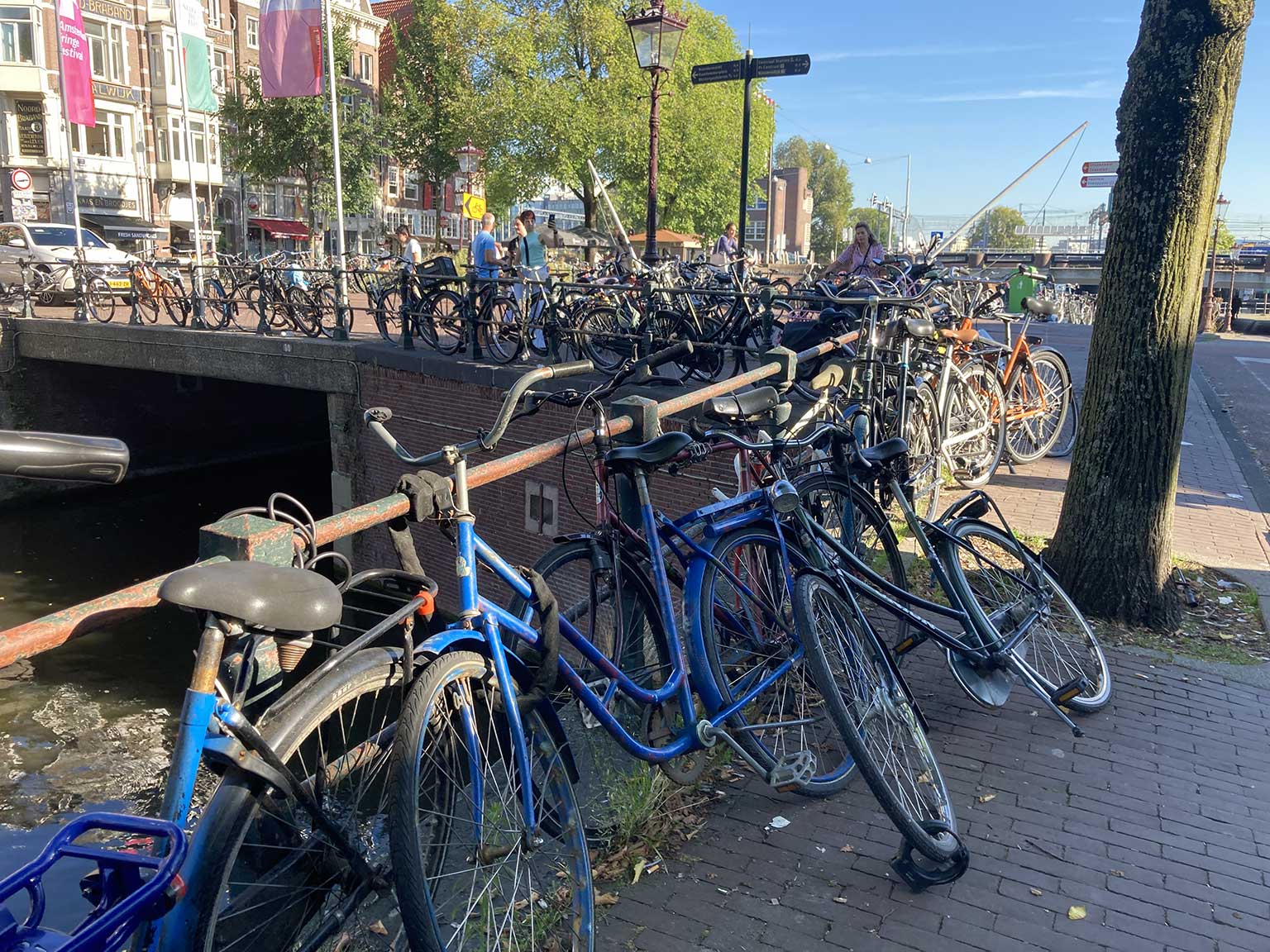 Fietsstapels aan de brugleuningen van de Haarlemmersluisbrug, Amsterdam, gezien naar het noorden