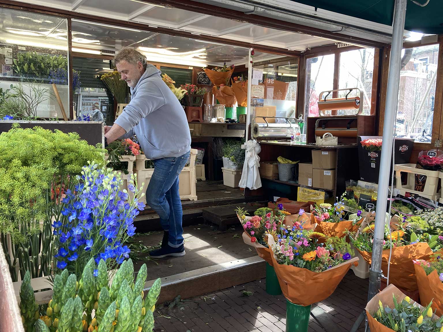 Bloemenstal op de Haarlemmersluisbrug, Amsterdam