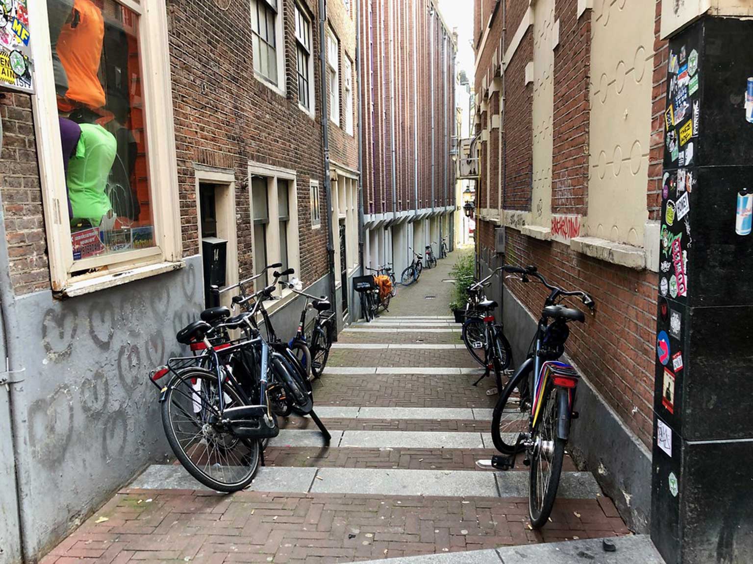 Smaksteeg gezien vanaf de Nieuwendijk in Amsterdam, met duidelijk hoogteverschil