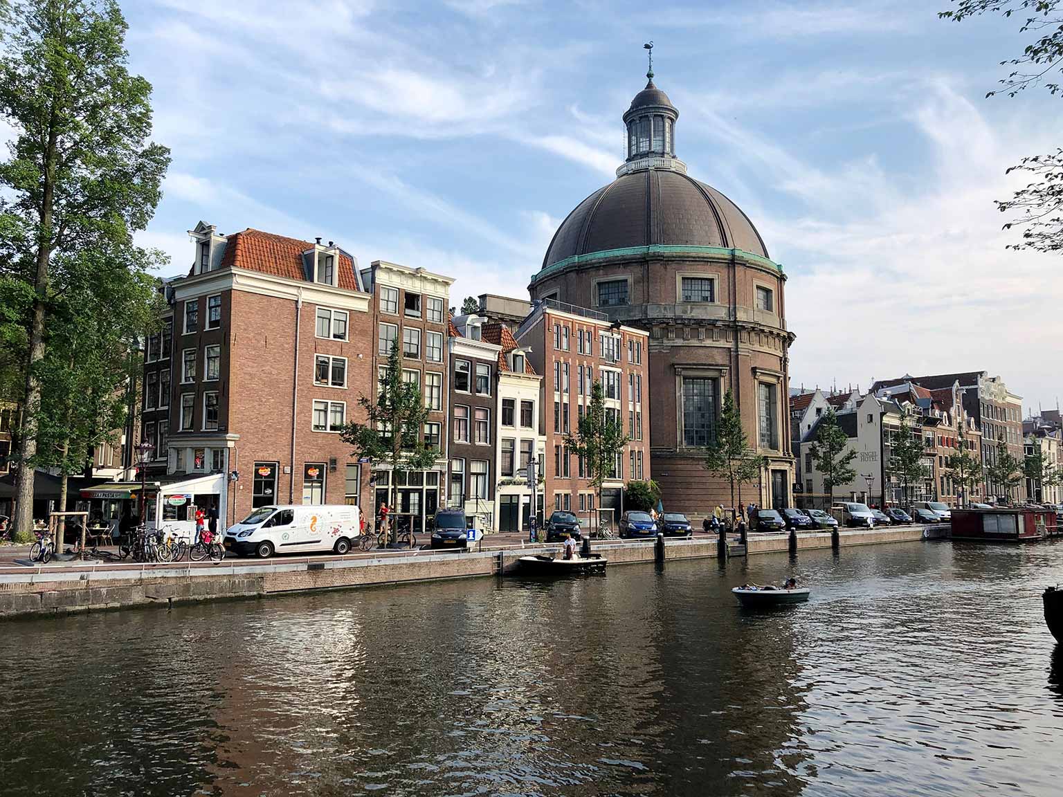 Een stukje van de Stromarkt met de Koepelkerk aan het Singel, Amsterdam