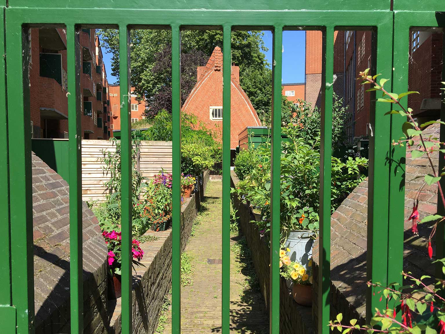 Huizenblok Het Schip, Amsterdam, binnenplaats gezien door een hek