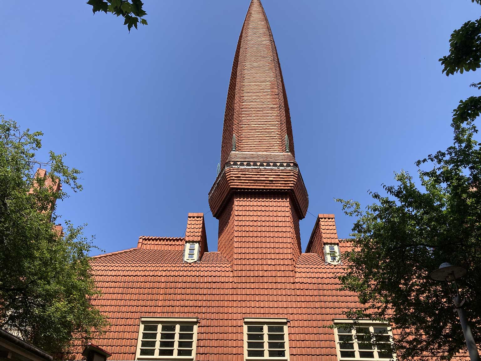 Huizenblok Het Schip, Amsterdam, de met dakpannen beklede toren op het dak