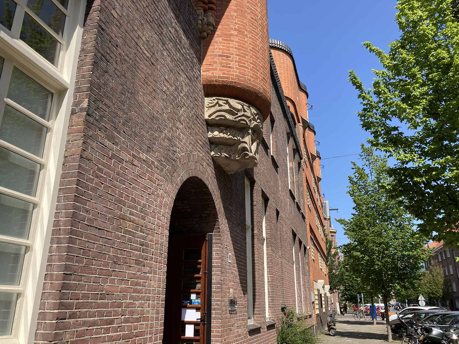 Het Schip, Amsterdam, de ingang van het museum op de Oostzaanstraat 45