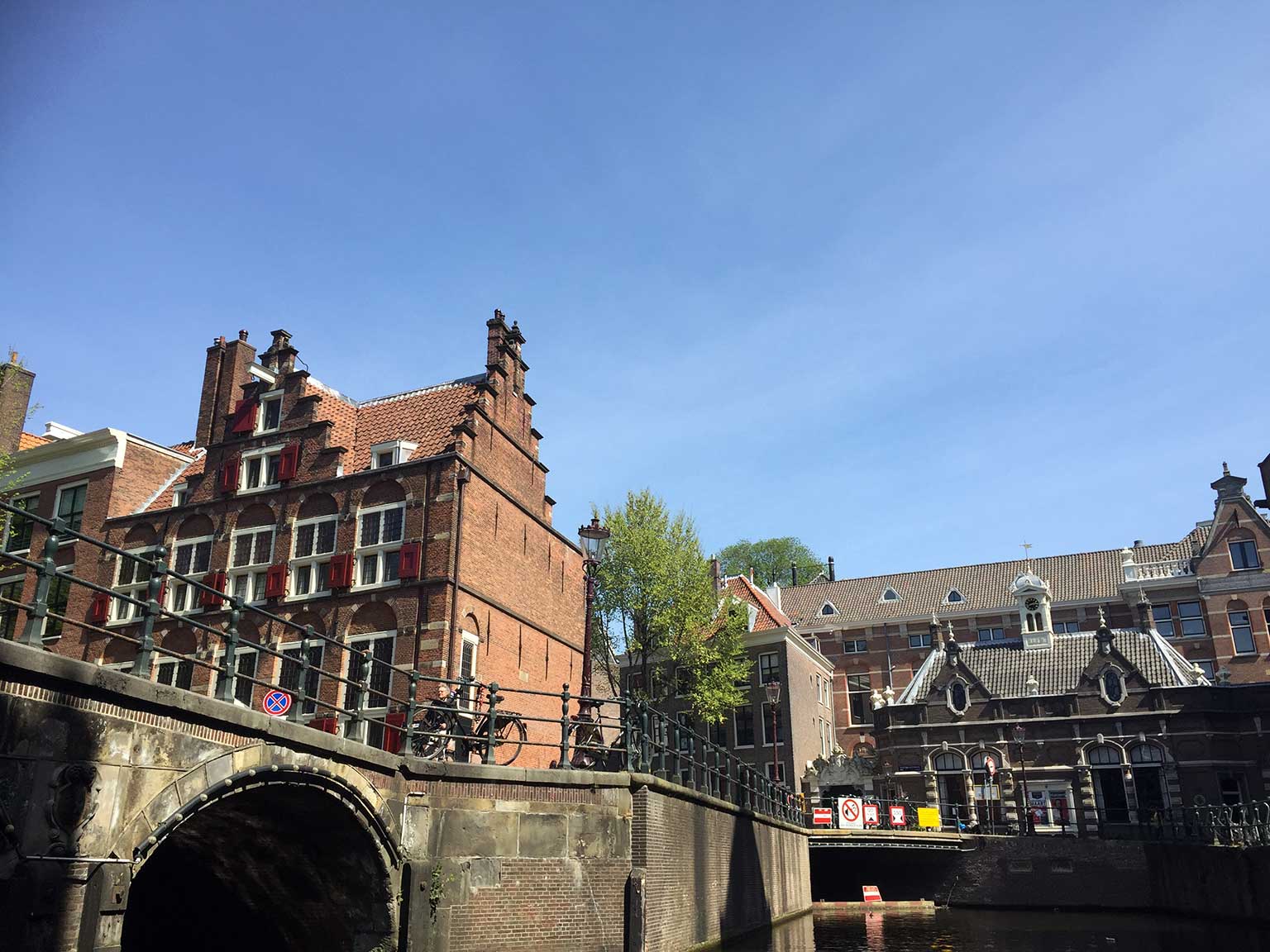 Huis Aan De Drie Grachten, Amsterdam, gezien vanaf het water van de Grimburgwal
