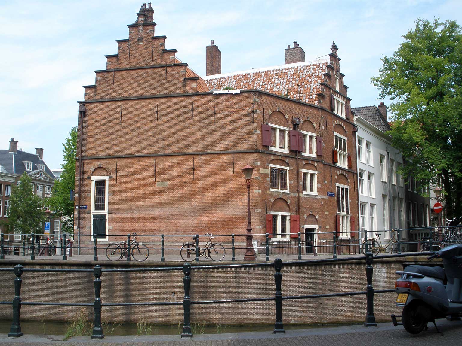 Huis Aan De Drie Grachten, Amsterdam, gezien vanaf de Grimburgwal