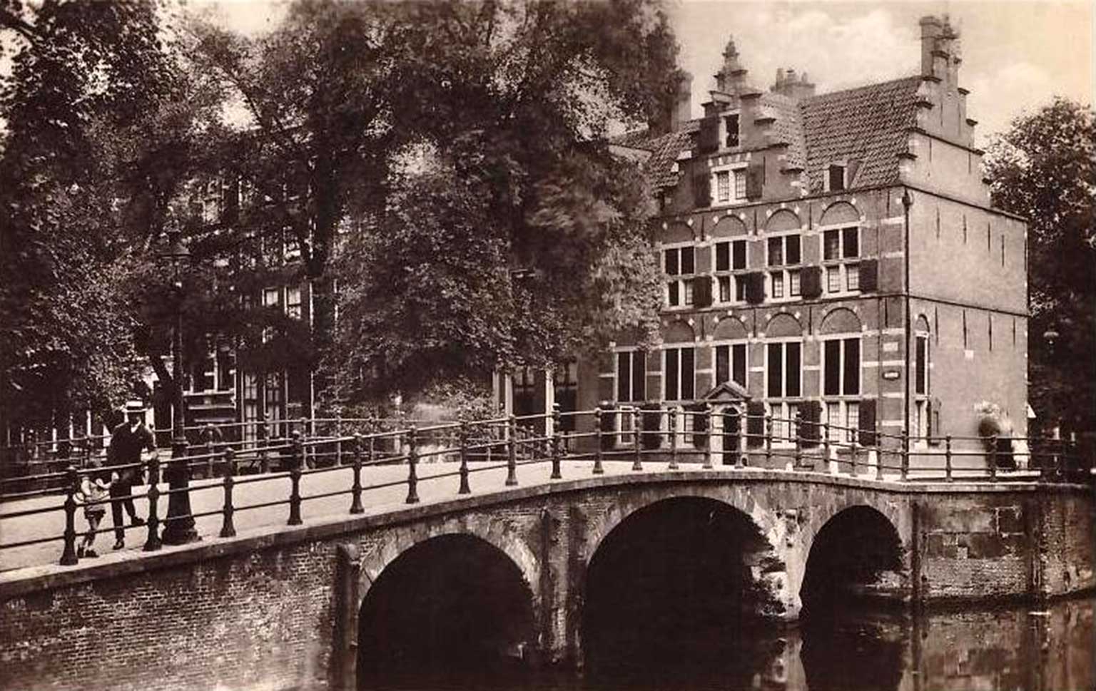 Huis Aan De Drie Grachten, Amsterdam, ansichtkaart uit 1900