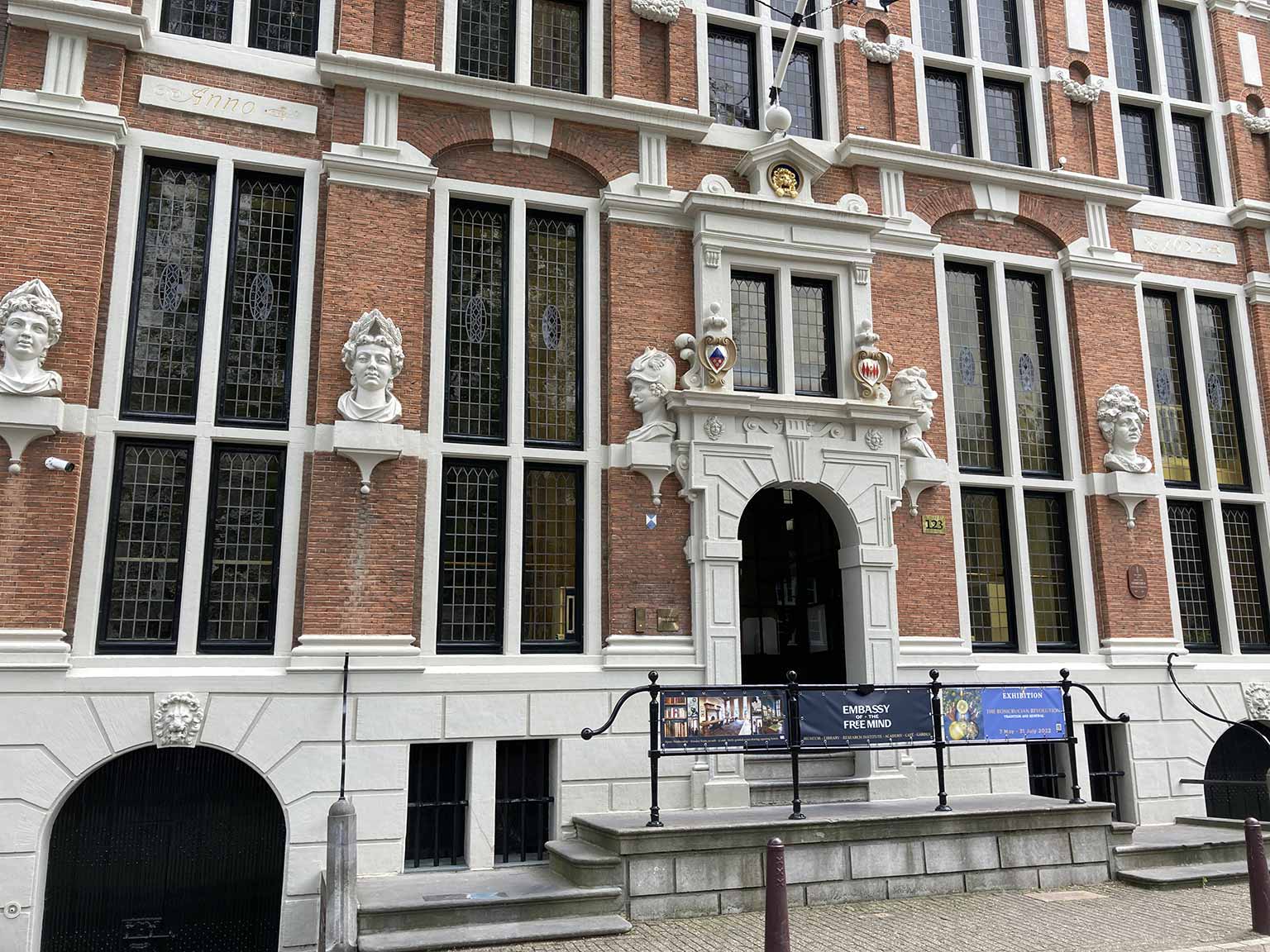 Voorkant van het Huis met de Hoofden, Amsterdam, met de hoofdingang