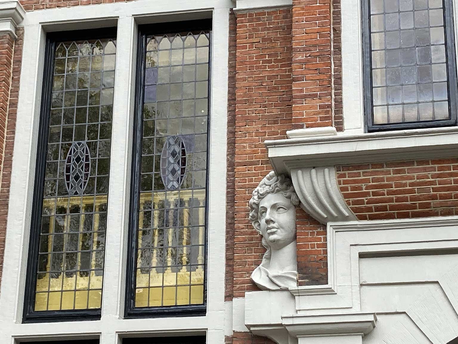 Huis met de Hoofden, Amsterdam, hoofd van Diana naast de poort naar het koetshuis