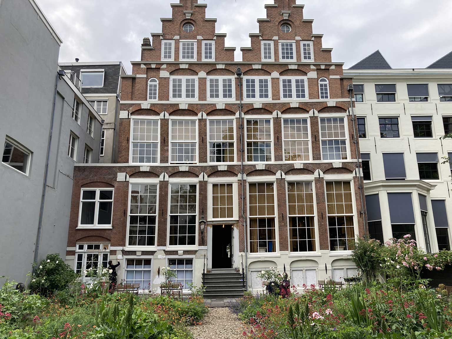 Achterkant van het Huis met de Hoofden, Amsterdam, gezien vanuit de tuin