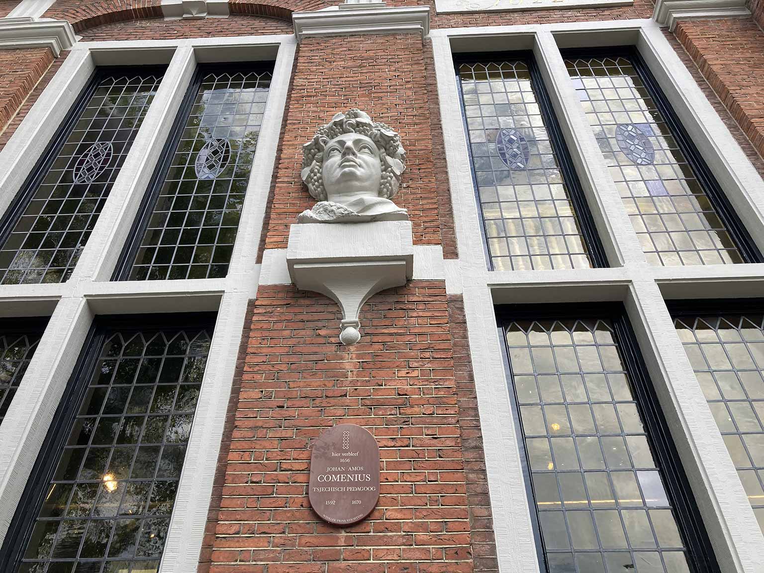 Plaquette die herinnert aan Comenius’ verblijf in het Huis met de Hoofden, Amsterdam
