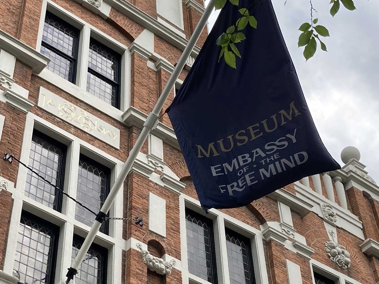 Huis met de Hoofden, Amsterdam, vlag van de Embassy of the Free Mind en plaquette ter herinnering aan Comenius