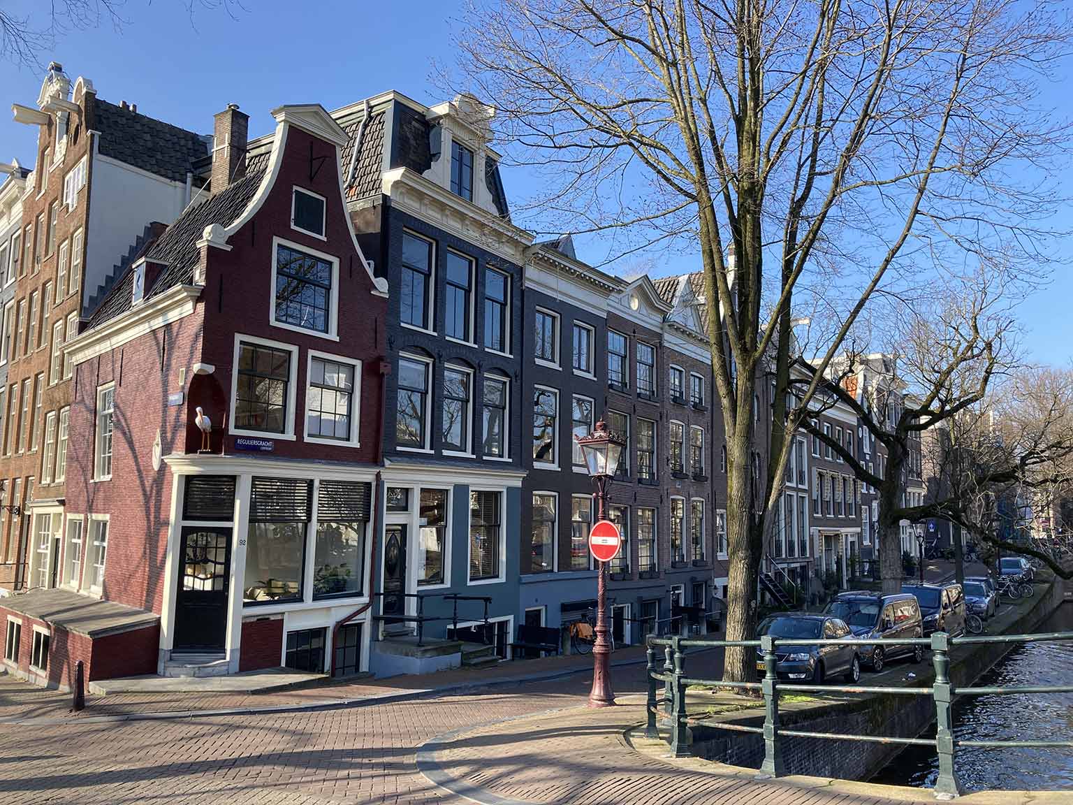 Huis met de Ooievaar, gezien vanaf de hoek van de Prinsengracht en Reguliersgracht, Amsterdam