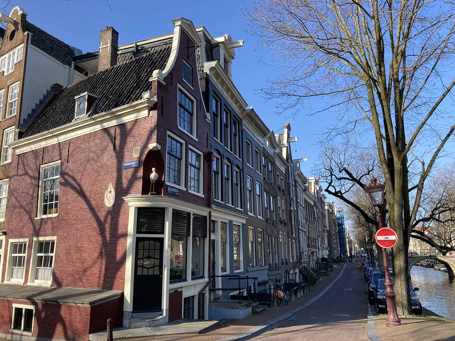 Huis met de Ooievaar (en zonnewijzer), kijkend langs de Reguliersgracht, Amsterdam