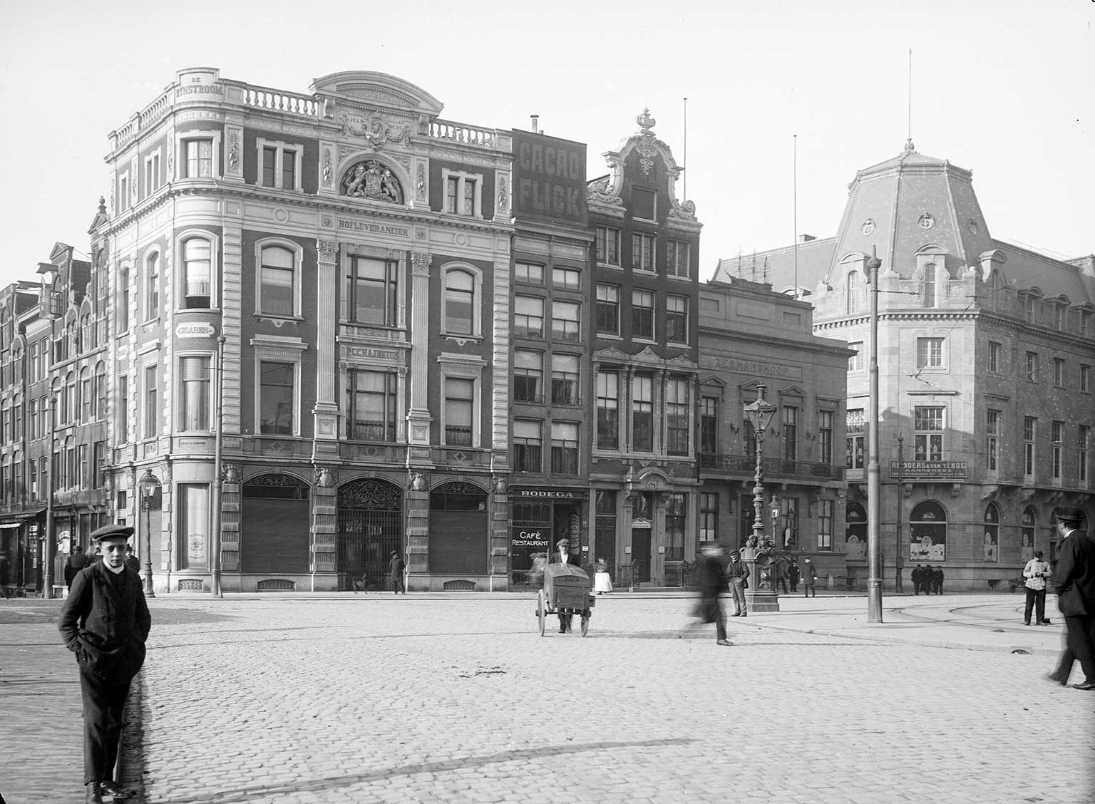 De Dam, Amsterdam, in 1914, gezien naar de Kalverstraat
