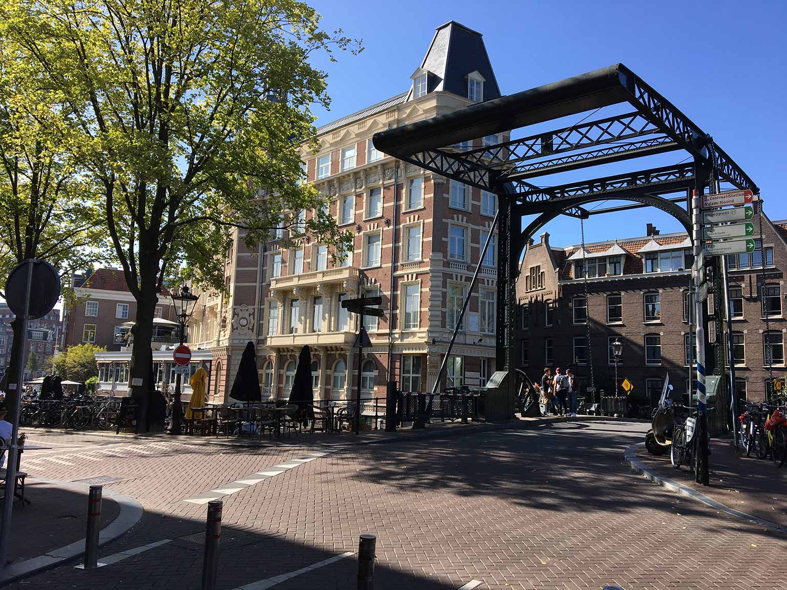 Aluminiumbrug over de Kloveniersburgwal bij de Staalstraat, Amsterdam