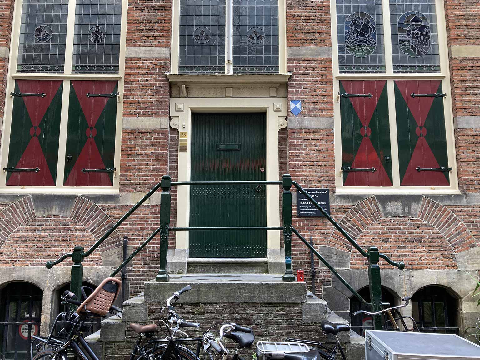 Voordeur van het Korenmetershuis op de Nieuwezijds Kolk, Amsterdam