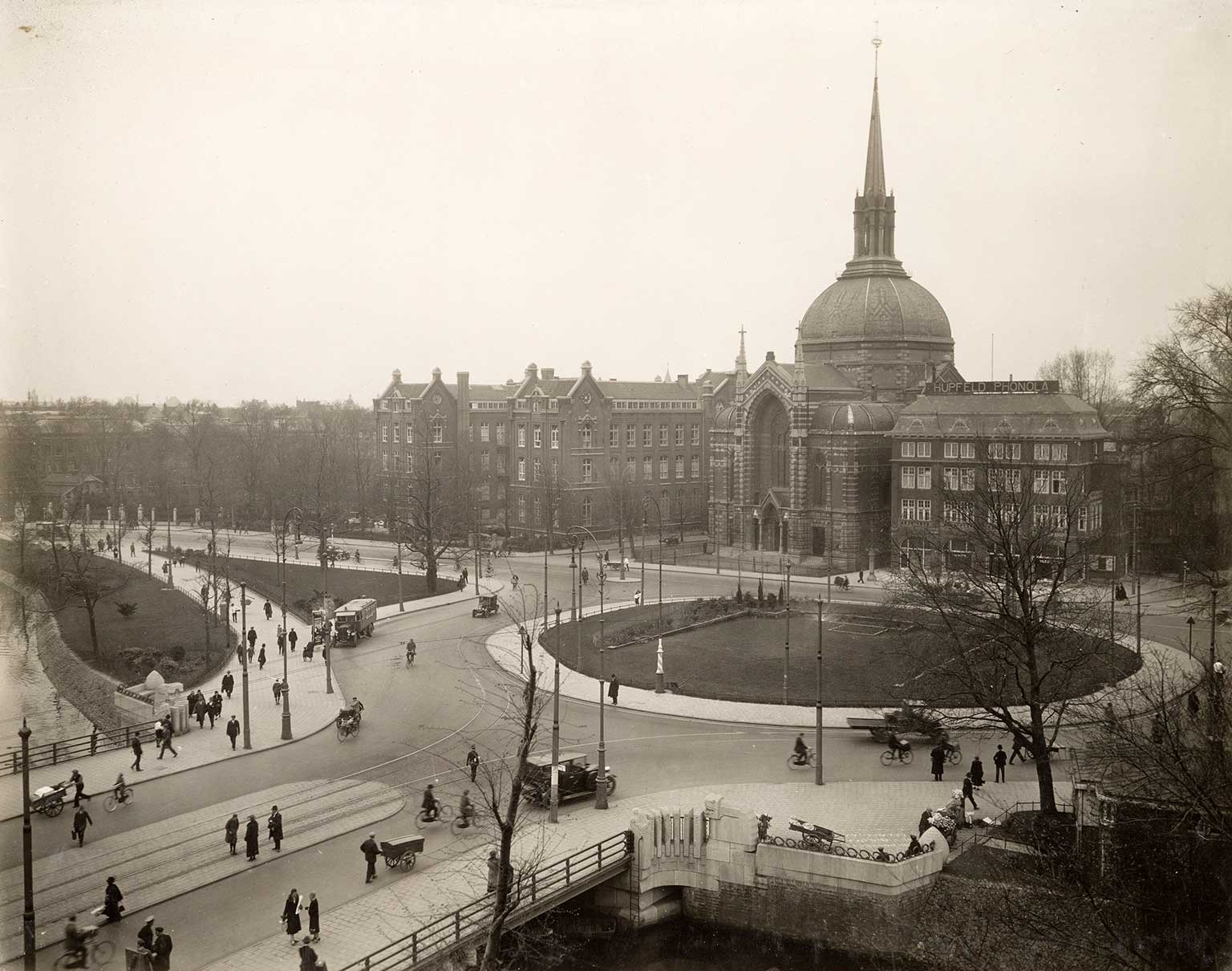 Roundabout at Leidsebosje, Amsterdam, in 1926, seen from the American Hotel 