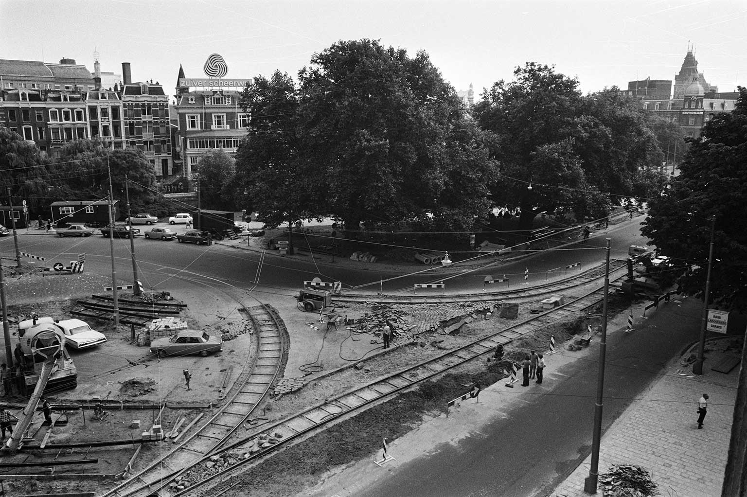 Aanleg van tramrails bij het Leidsebosje, Amsterdam, in 1971