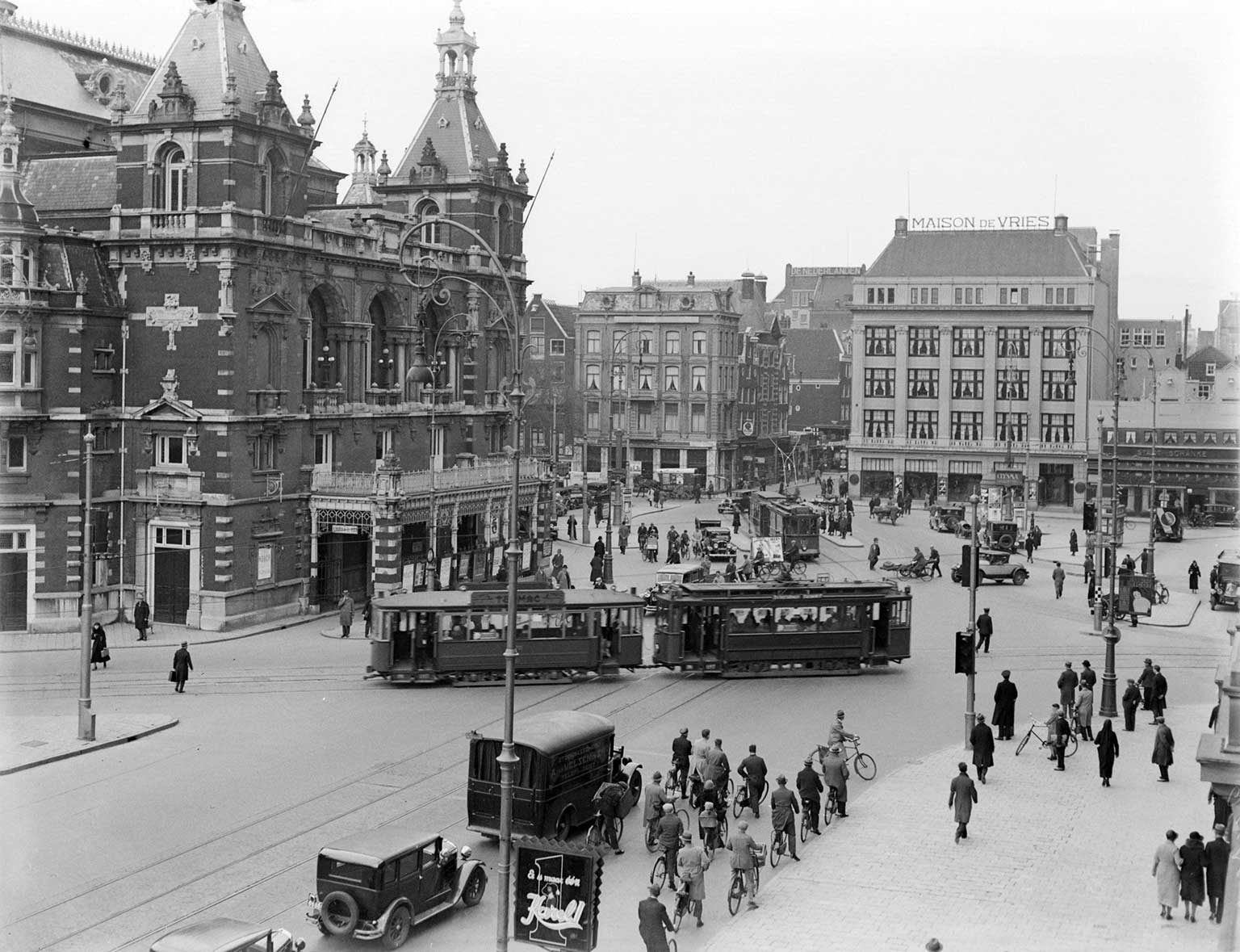 Leidseplein in 1934 met de Stadsschouwburg uit 1894