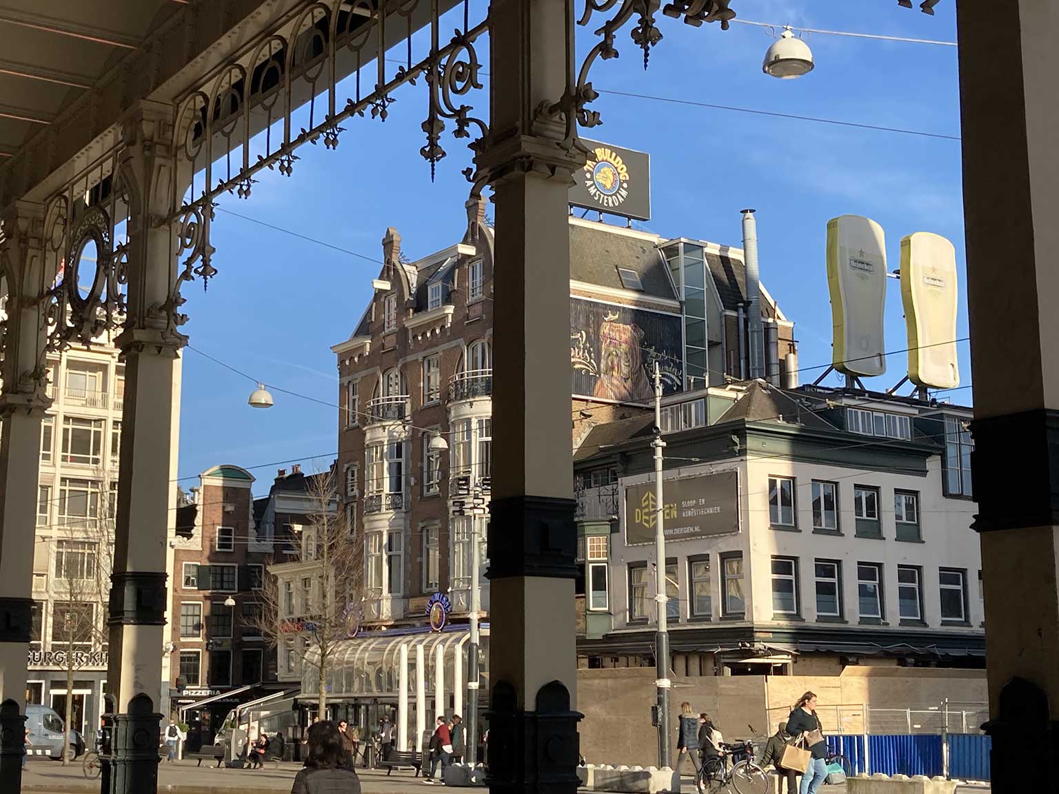 Vanaf de Stadsschouwburg gezien, voormalige politiepost op het Leidseplein, Amsterdam