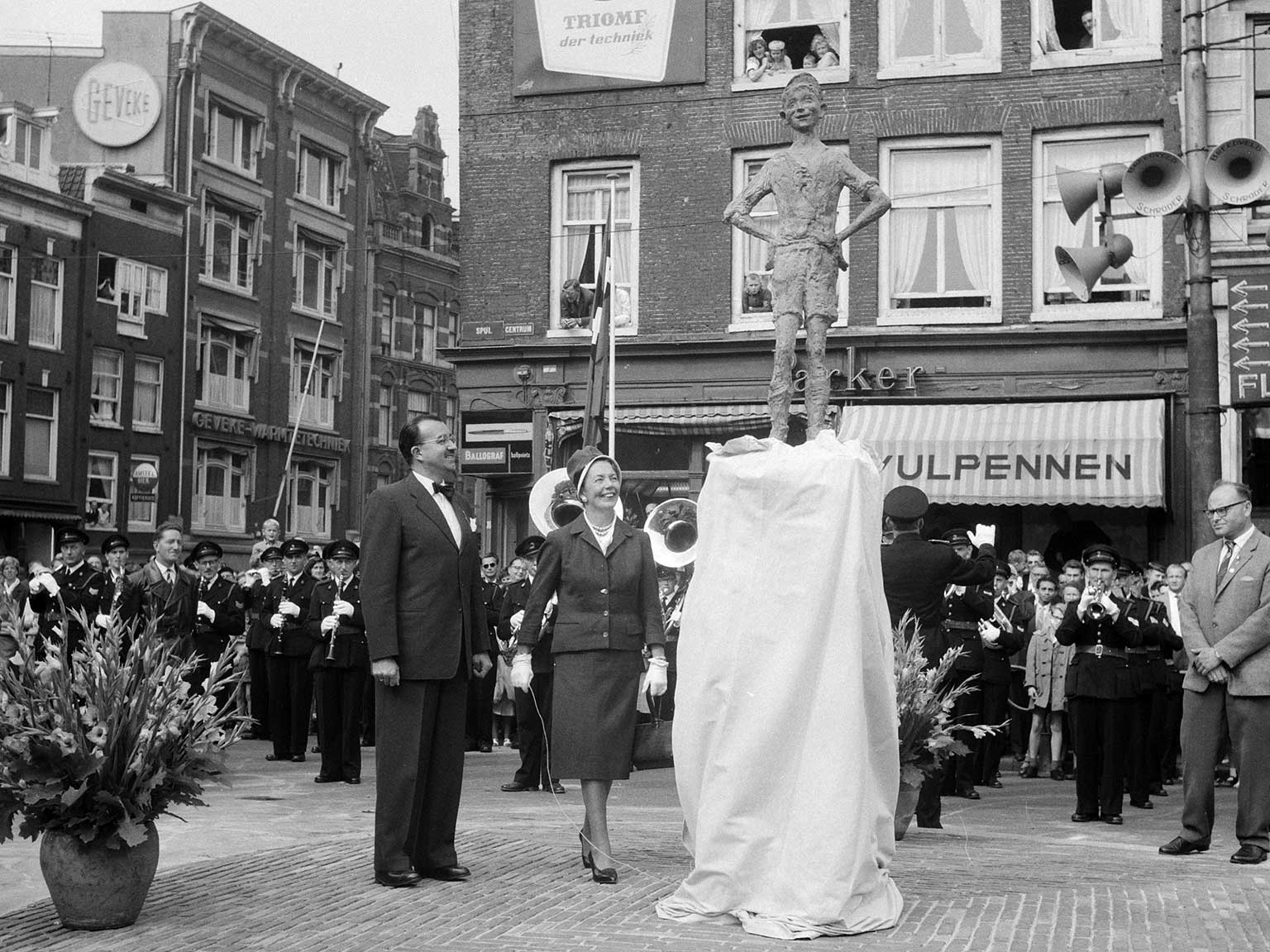 Onthulling van Het Lieverdje op het Spui, Amsterdam, in 1960