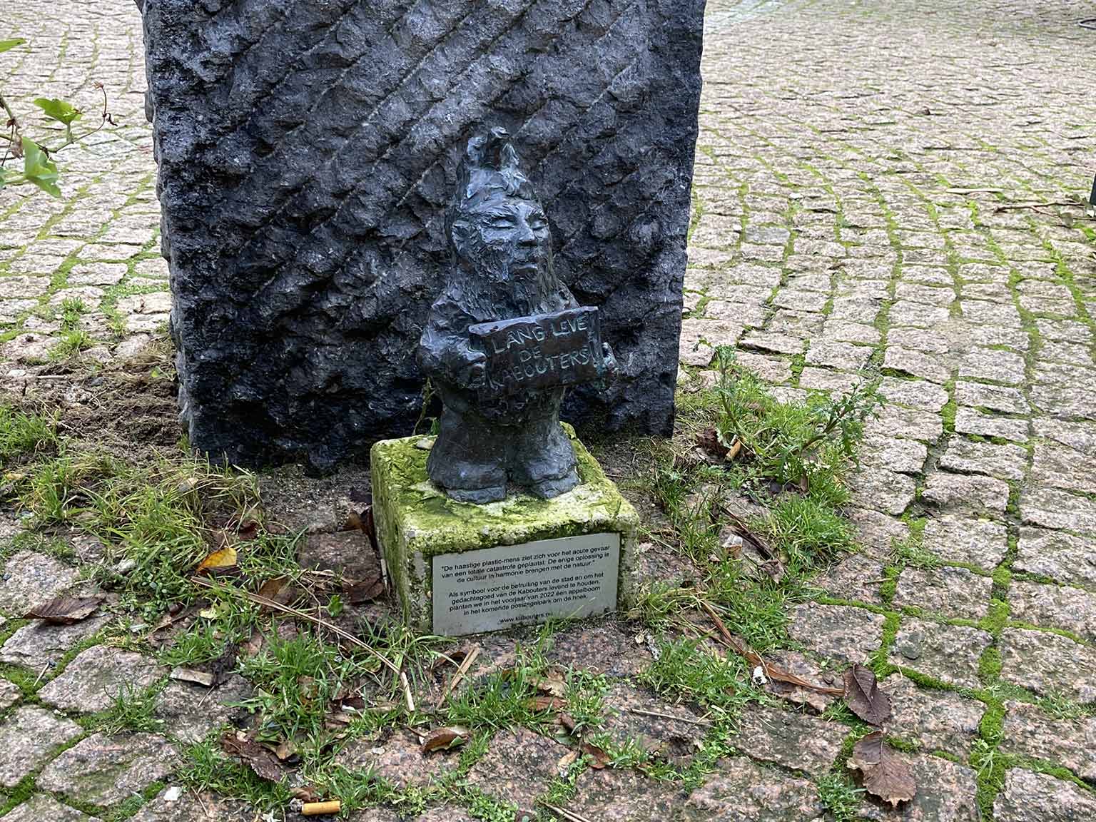Bronzen beeldje van een kabouter achter het Lieverdje, Spui, Amsterdam