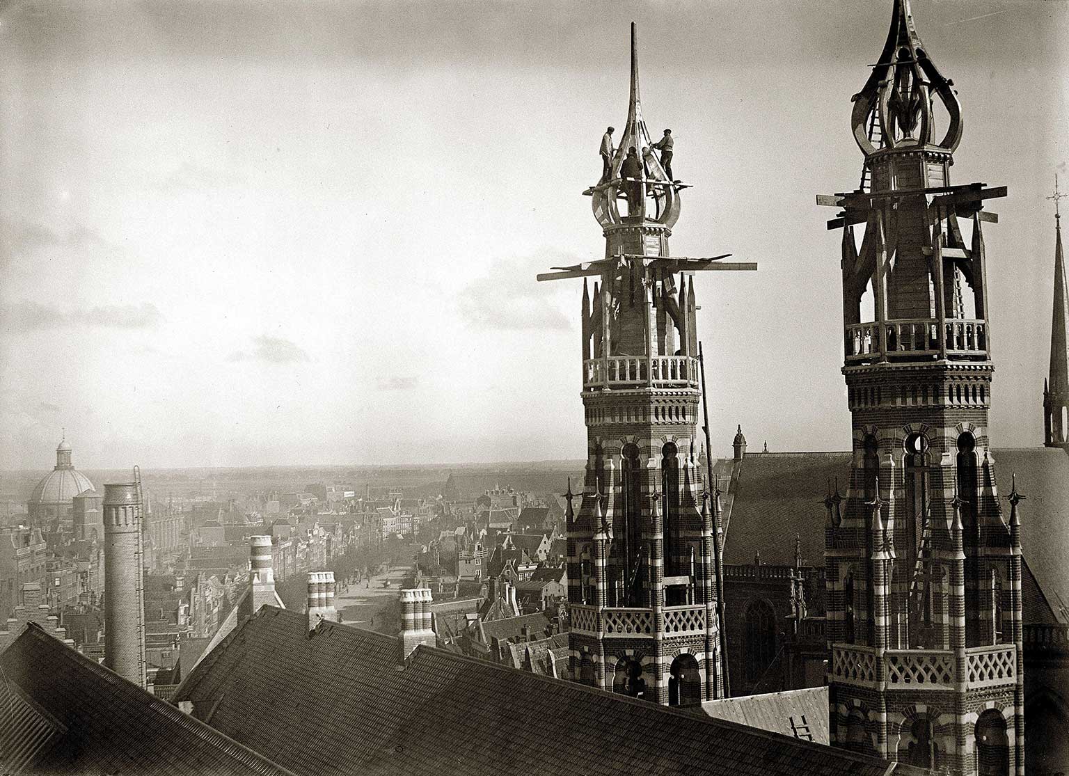 Hoofd­post­kantoor Amsterdam tijdens de bouw aan de torens in 1897, Jacob Olie