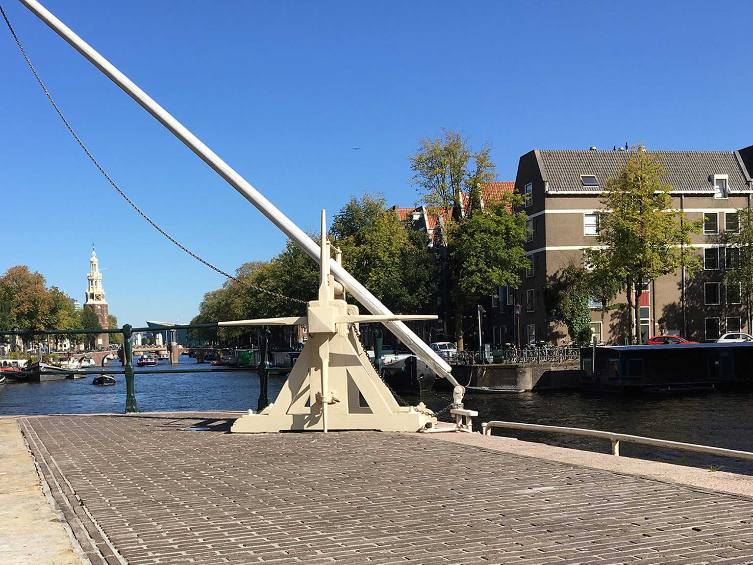 Oudeschans, Amsterdam, met Montelbaanstoren, gezien vanaf de Sint Anthoniesluis