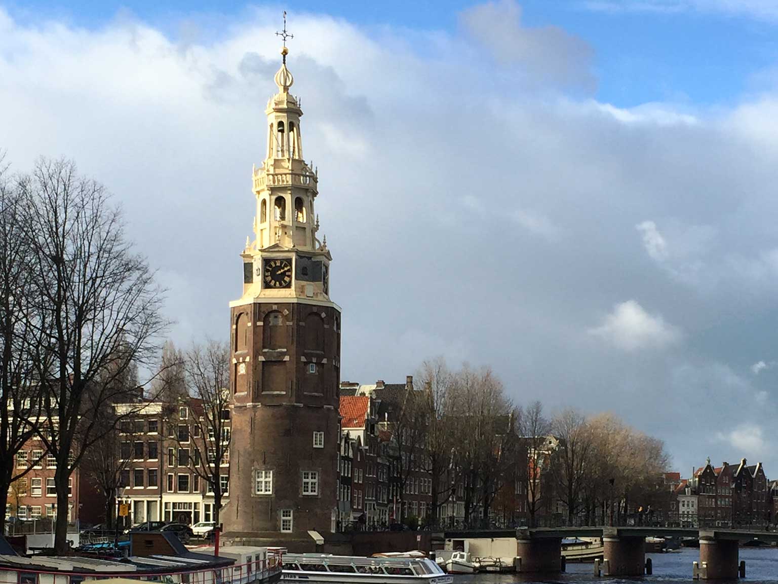 Montelbaanstoren, Amsterdam, gezien vanaf het water van de Oudeschans