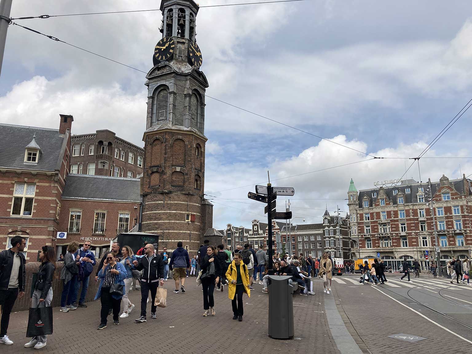 Munttoren, Amsterdam, gezien vanaf de hoek van de Bloemenmarkt en het Singel richting Rokin