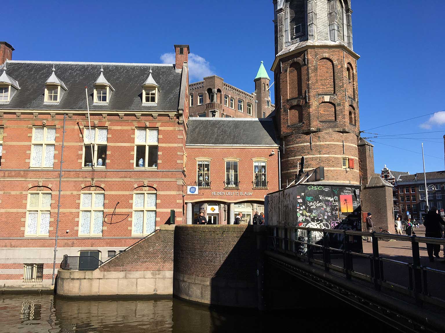 Munttoren en Muntgebouw, Amsterdam, gezien vanaf de bloemenmarkt op het Singel