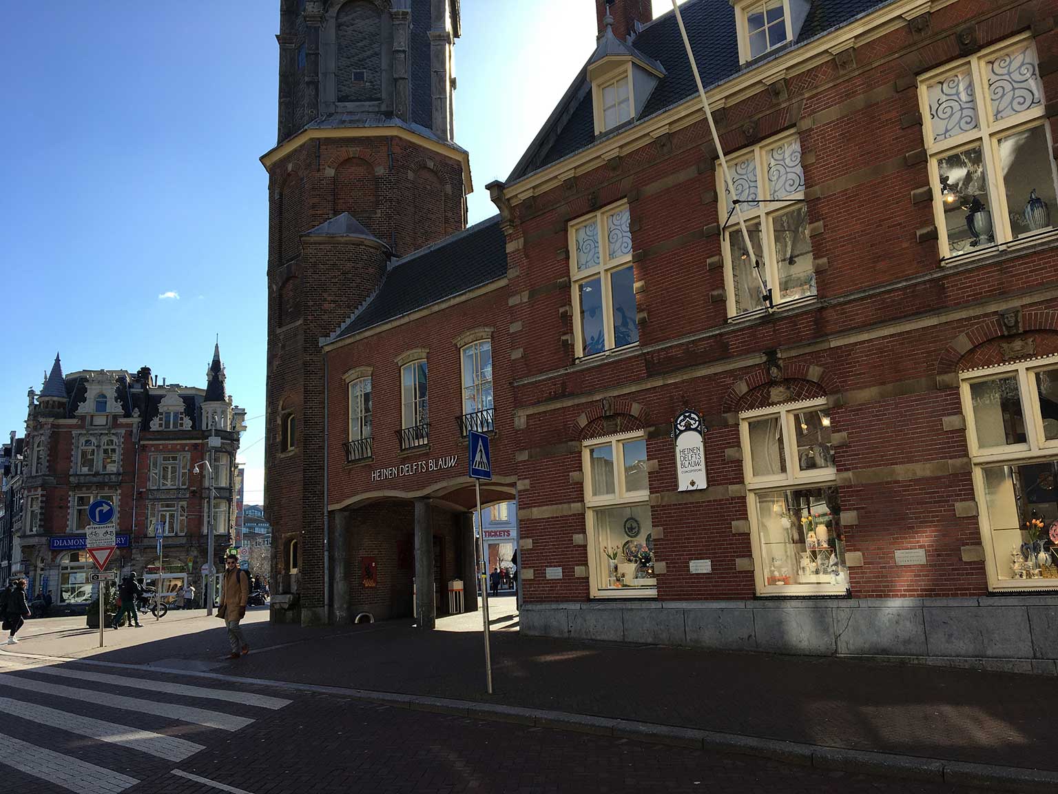Munttoren en Muntgebouw, Amsterdam, gezien vanaf de Kalverstraat naar de Reguliersbreestraat
