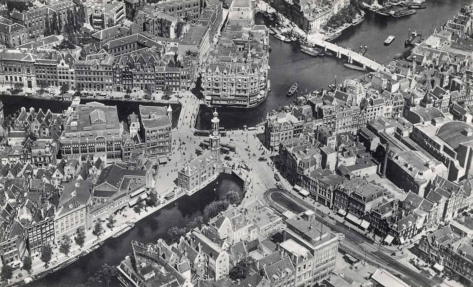 Luchtfoto uit 1922 van Muntplein en omgeving, Amsterdam