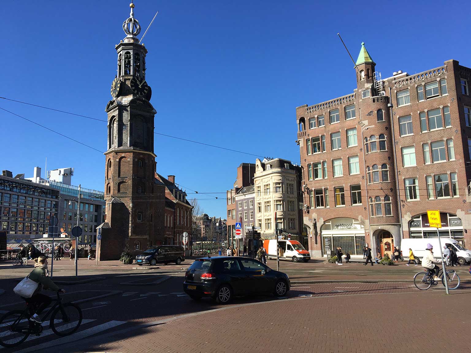 Muntplein en Muntoren, Amsterdam, gezien vanaf de Amstel richting Singel