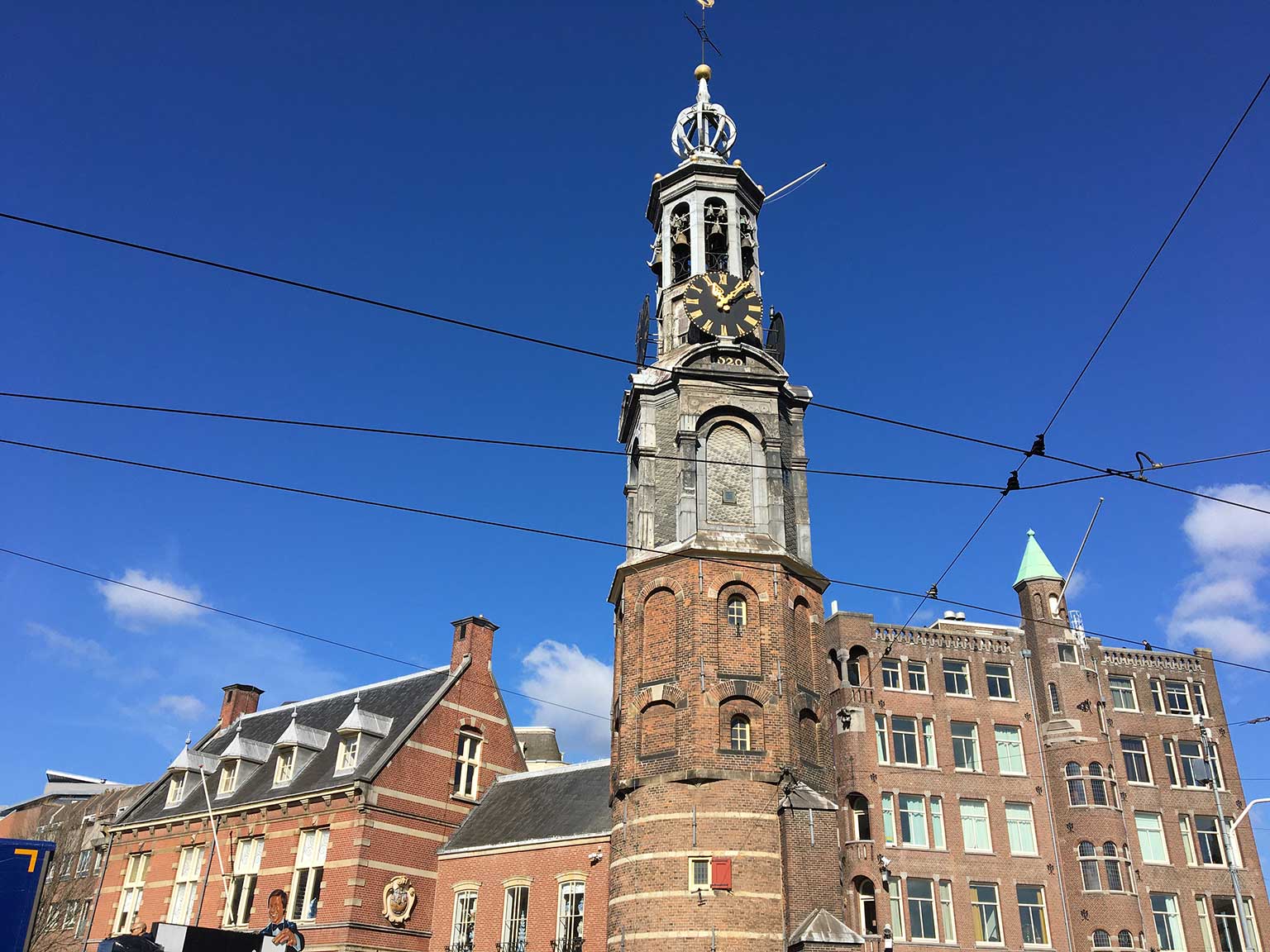 Munttoren en Muntgebouw, Amsterdam, gezien vanaf de Amstelkant