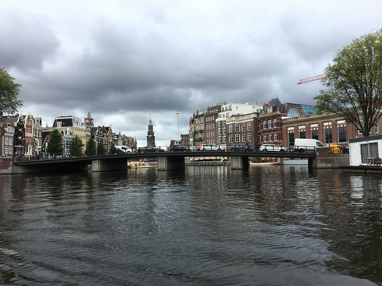 Munttoren, Amsterdam, in de verte achter de Halvemaansbrug, gezien vanaf de Binnen Amstel
