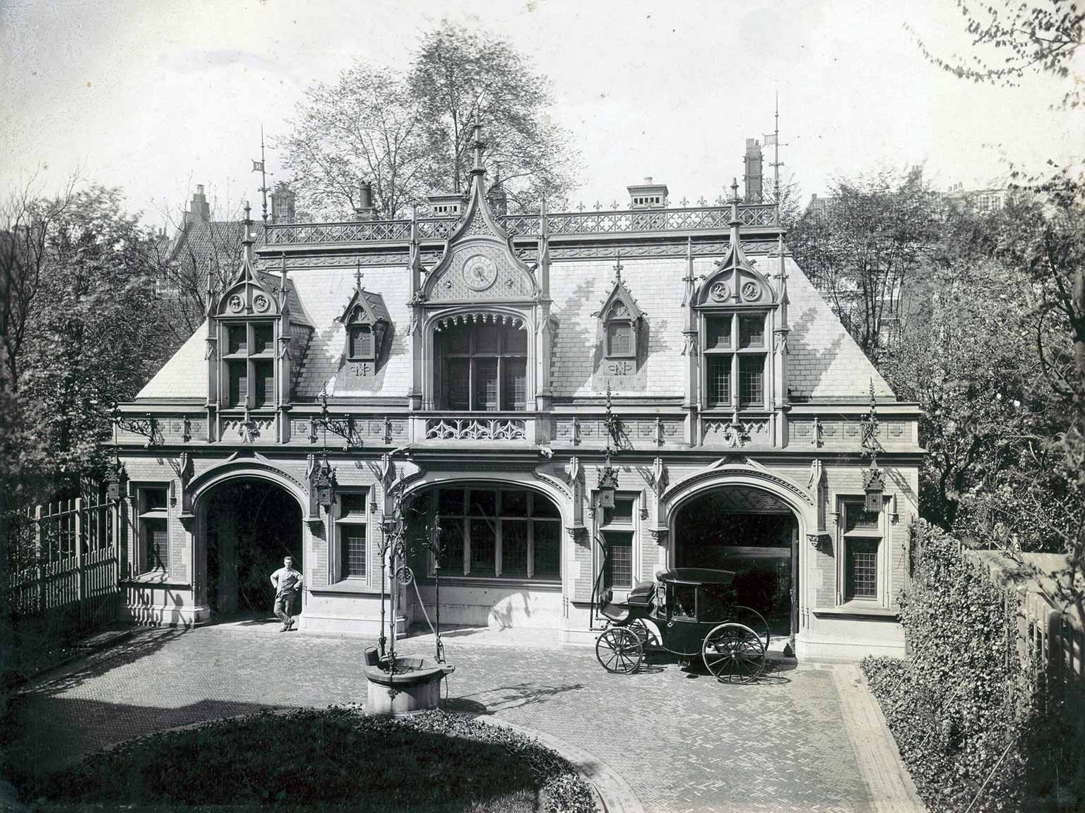 Koetshuis in de tuin van Herengracht 380, Amsterdam, foto uit 1888